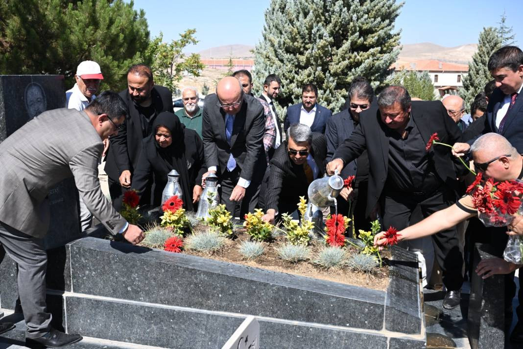 ‘Bozkırın Tezenesi’ Neşet Ertaş Kırşehir'deki mezarı başında anıldı - Resim: 8